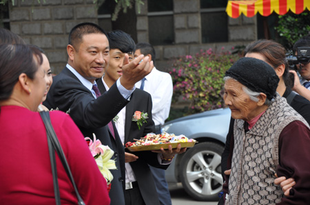 ญาติโยมช็อก! พระจีนพบรักสาว สึกออกไปแต่งงาน