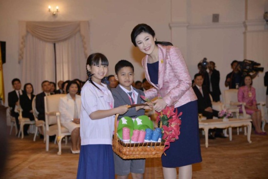 นายกฯ มอบสารวันเด็กปี 2556 แนะเรียนรู้ เพื่อมุ่งสู่อาเซียน