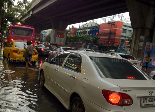 ฝนถล่ม! กรุงน้ำท่วมขังหลายจุด - จราจรติดขัด