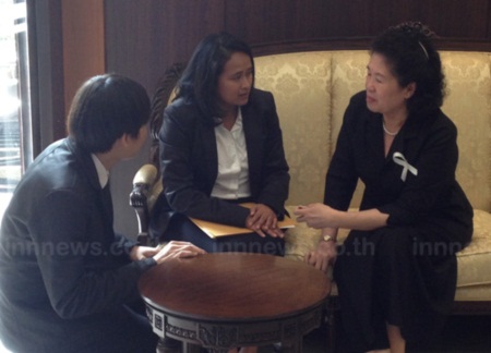 ฐปณีย์ เอียดศรีไชย ยื่นหนังสือขอโทษชาวกัมพูชา กราบขอขมาพระบรมฉายาลักษณ์