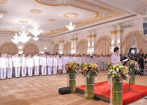นายกฯ นำถวายสัตย์ปฏิญาณเป็น ขรก. ที่ดี ถวายในหลวง