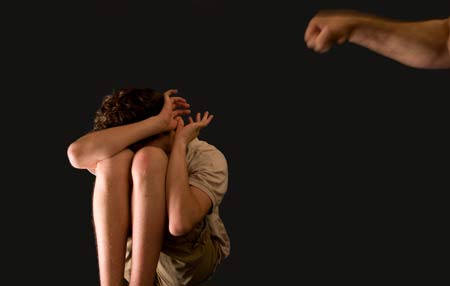 หวาดเสียว! พ่อจีนจับลูกชาย 7 ขวบ ตีก้นจนลูกอัณฑะแตก