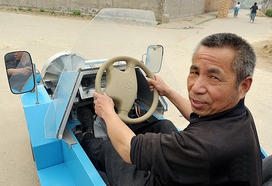 ชาวนาจีนสุดเจ๋ง ประดิษฐ์รถพลังลมด้วยเงิน 4.5 หมื่นบาท