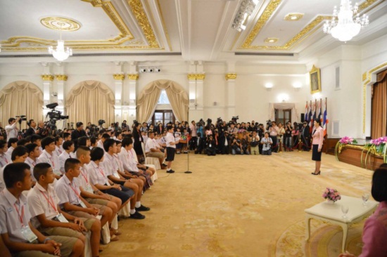 นายกฯ มอบสารวันเด็กปี 2556 แนะเรียนรู้ เพื่อมุ่งสู่อาเซียน