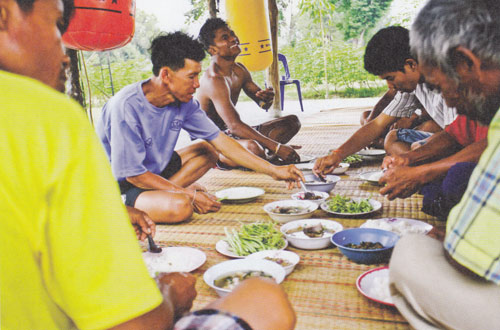 ชีวิตข้างสังเวียนของบัวขาว จากมุมมองของเพื่อนซี้