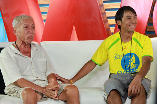 ประทับใจ! นักปั่นสองล้อ พาพ่ออัมพาตซ้อนท้ายเที่ยวกระบี่