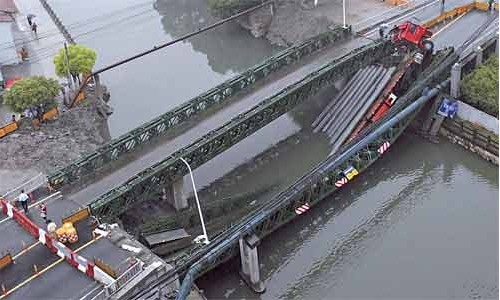 น้ำหนักเกิน! รถบรรทุกทำสะพานถล่มในจีน 