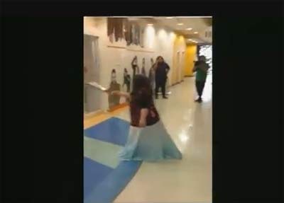 ลีน่าจัง เดือด ถือมีดยาว-ด่ากราดตำรวจบุกร้าน พังประตูเสียหาย