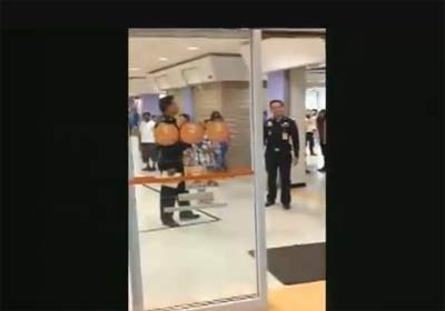 ลีน่าจัง เดือด ถือมีดยาว-ด่ากราดตำรวจบุกร้าน พังประตูเสียหาย