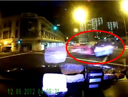 ซิ่งสยอง! เฟอร์รารี่ฝ่าไฟแดงพุ่งชนแท็กซี่สิงคโปร์ ดับ 3