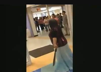 ลีน่าจัง เดือด ถือมีดยาว-ด่ากราดตำรวจบุกร้าน พังประตูเสียหาย