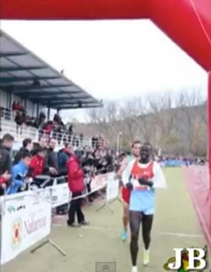 สุดยอด! นักวิ่งสเปนไม่แซงคู่แข่งที่วิ่งเข้าเส้นชัยผิด แต่วิ่งเหยาะตามเข้าที่ 2