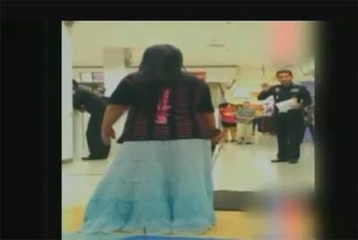 ลีน่าจัง เดือด ถือมีดยาว-ด่ากราดตำรวจบุกร้าน พังประตูเสียหาย