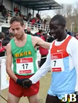 สุดยอด! นักวิ่งสเปนไม่แซงคู่แข่งที่วิ่งเข้าเส้นชัยผิด แต่วิ่งเหยาะตามเข้าที่ 2