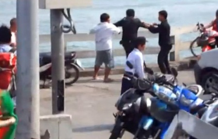 คลิปว่อน! เทศกิจเลือดร้อน แลกหมัดหนุ่มพัทยา