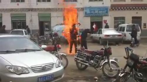 เผยคลิปสองหนุ่มทิเบตเผาตัวเองประท้วงการปกครอง