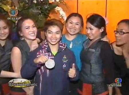 น้องแต้ว นำเหรียญถวายในหลวง-แม่ยันไม่ใช่ทอม