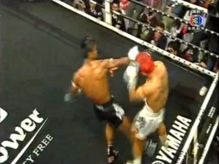 บัวขาว ชนะคะแนน ผ่านเข้ารอบชิงชนะเลิศศึกไทยไฟต์ 2012