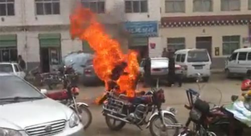 เผยคลิปสองหนุ่มทิเบตเผาตัวเองประท้วงการปกครอง