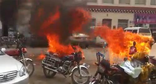 เผยคลิปสองหนุ่มทิเบตเผาตัวเองประท้วงการปกครอง