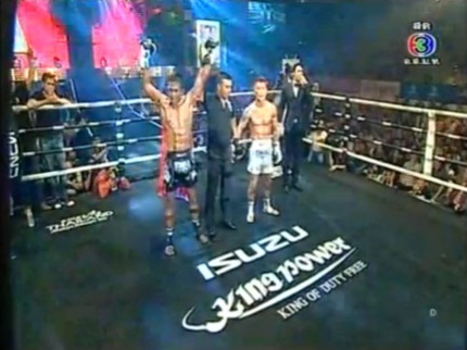 บัวขาว ชนะคะแนน ผ่านเข้ารอบชิงชนะเลิศศึกไทยไฟต์ 2012