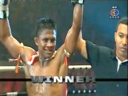 บัวขาว ชนะคะแนน ผ่านเข้ารอบชิงชนะเลิศศึกไทยไฟต์ 2012