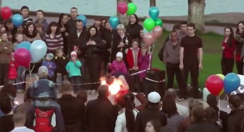 อันตราย! สาวรัสเซียโชว์พ่นไฟพลาด ไฟลามไหม้หน้า