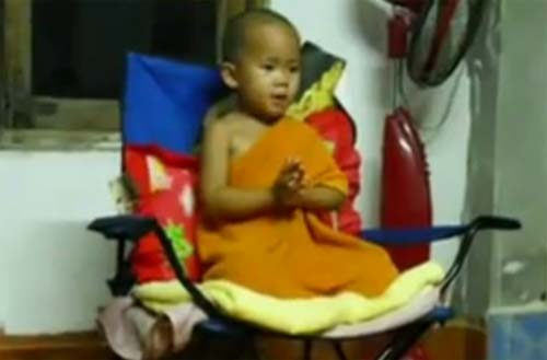 เป๊ะมาก! เณรน้อยวัย 3 ขวบ สวดมนต์คล่องแคล่ว 