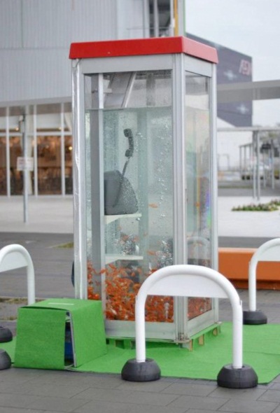 แปลงโฉมตู้โทรศัพท์ให้เป็นตู้ปลาอควาเรียมสุดเก๋