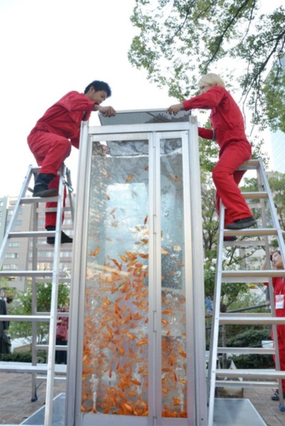 แปลงโฉมตู้โทรศัพท์ให้เป็นตู้ปลาอควาเรียมสุดเก๋