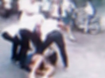 ฉาว! สาว ม.4 รุมกระทืบ ม.2 ฉุนแย่งผู้ชายไปนอน