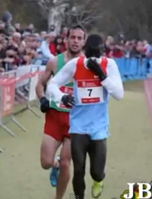 สุดยอด! นักวิ่งสเปนไม่แซงคู่แข่งที่วิ่งเข้าเส้นชัยผิด แต่วิ่งเหยาะตามเข้าที่ 2