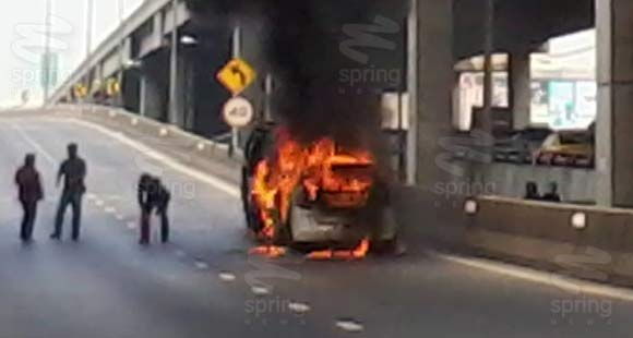 ระทึก! ไฟลุกท่วมฮอนด้าแจ๊สกลางห้าแยกลาดพร้าว