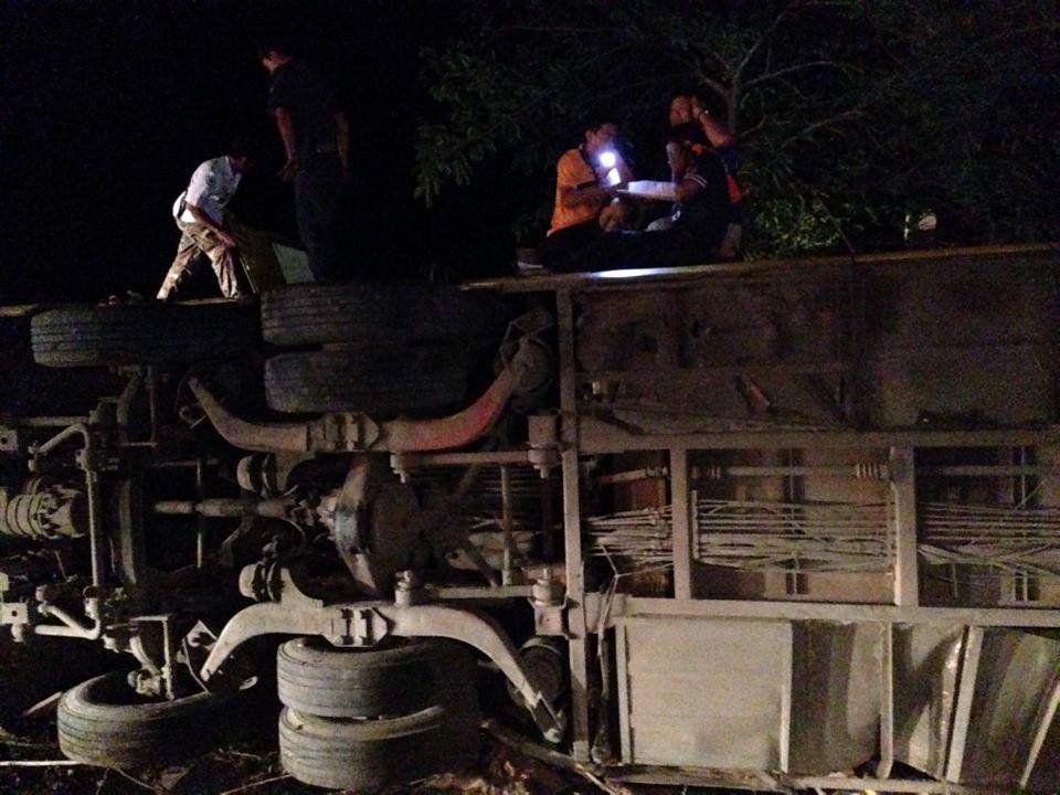 รถทัวร์กองเชียร์บุรีรัมย์ ยูไนเต็ดคว่ำ หน้าสนามบินสตึก เจ็บหลายราย