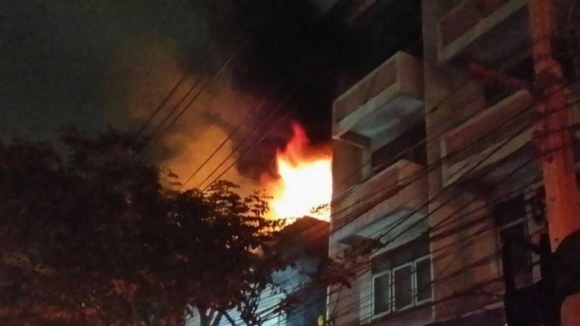 ไฟไหม้อาคารพาณิชย์ ปาก ซ.ลาดพร้าว 72 คุมเพลิงได้แล้ว