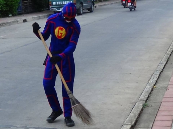 เด็กหนุ่มวัย 16 ปี สวมชุดซูเปอร์ฮีโร่ ทำดี เก็บขยะ กวาดถนน