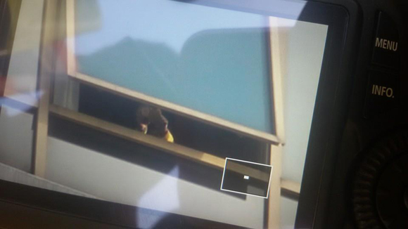 พสกนิกร..สุดปีติ ในหลวงทรงโบกพระหัตถ์ จาก รพ.ศิริราช 