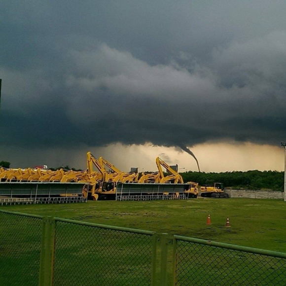 พายุงวงช้างถล่มนิคมอมตะนคร ชลบุรี 