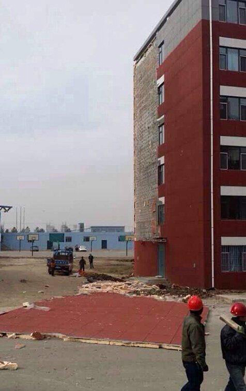 ลมแรงพัดแผ่นแปะกำแพงหอพักจีนหลุดออกมาทั้งแผง