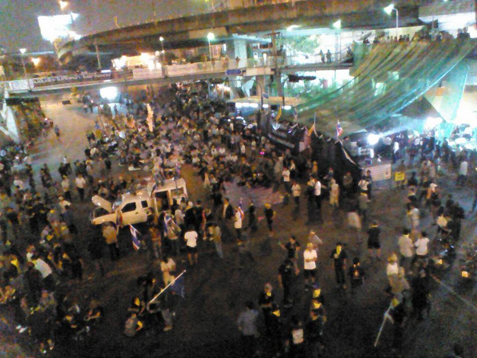 กลุ่มเด็กอาชีวะ ปิดการจราจรแยกอุรุพงษ์ แนะเลี่ยงเส้นทางโดยรอบ