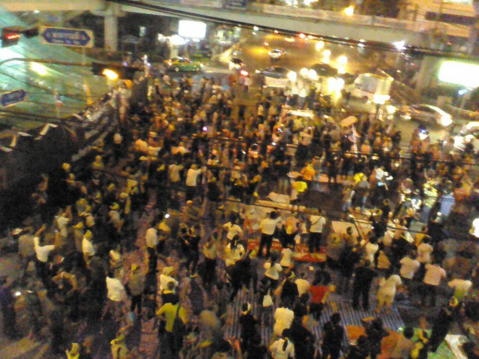 กลุ่มเด็กอาชีวะ ปิดการจราจรแยกอุรุพงษ์ แนะเลี่ยงเส้นทางโดยรอบ