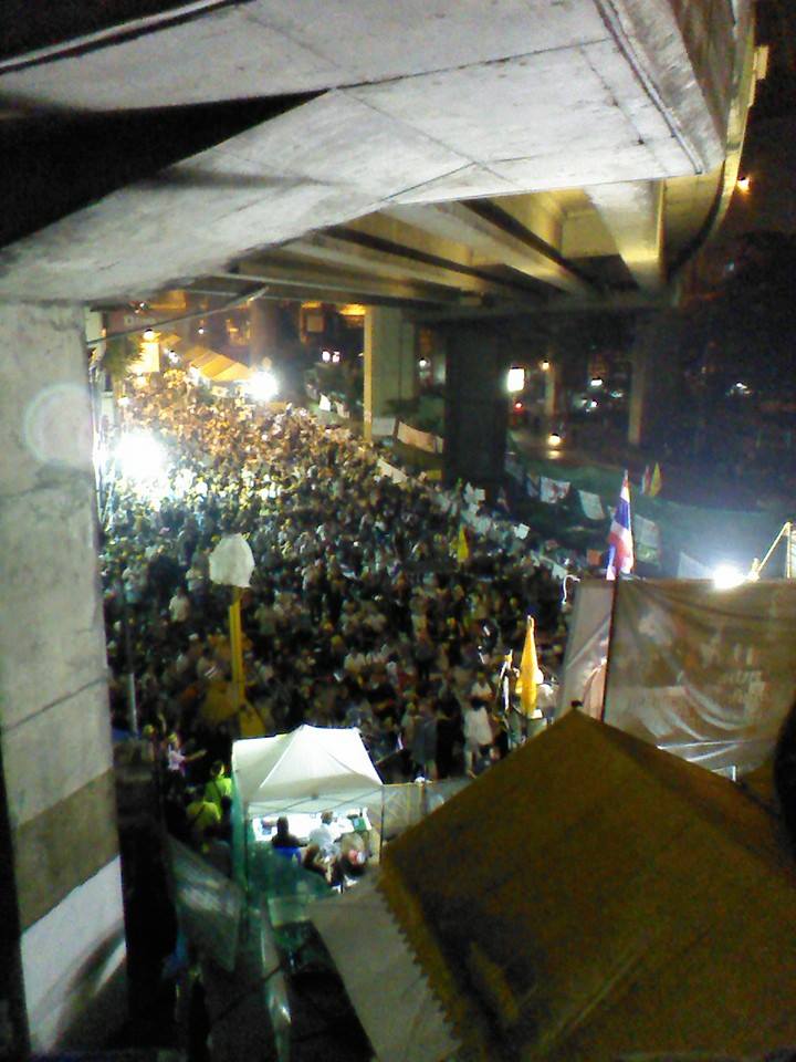 กลุ่มเด็กอาชีวะ ปิดการจราจรแยกอุรุพงษ์ แนะเลี่ยงเส้นทางโดยรอบ