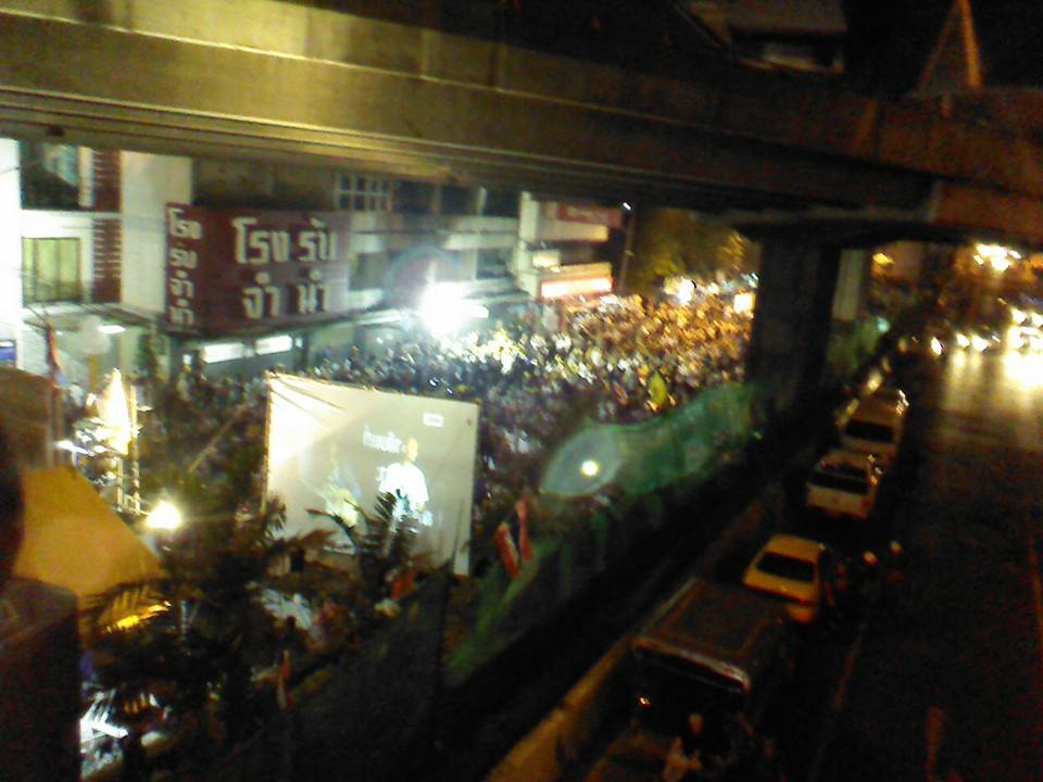 กลุ่มเด็กอาชีวะ ปิดการจราจรแยกอุรุพงษ์ แนะเลี่ยงเส้นทางโดยรอบ