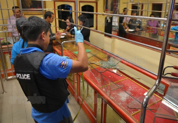 โจรบุกเดี่ยวปล้นร้านทองสิงหนคร สงขลา กวาดทองหนักกว่า 66 บาท