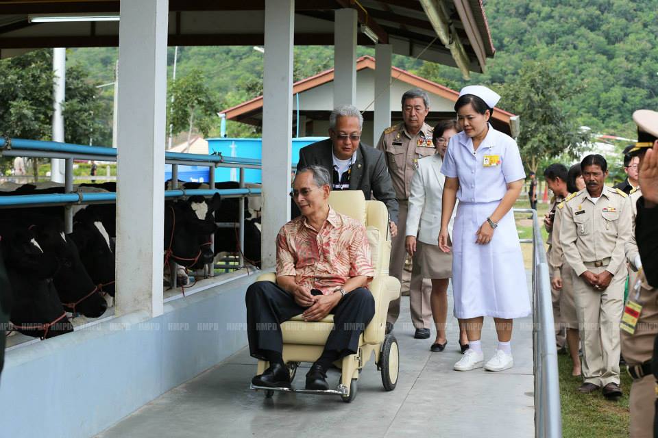 ในหลวง เสด็จฯ ทอดพระเนตรโครงการชั่งหัวมัน เพชรบุรี