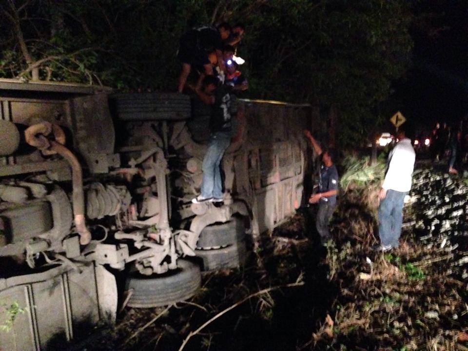 รถทัวร์กองเชียร์บุรีรัมย์ ยูไนเต็ดคว่ำ หน้าสนามบินสตึก เจ็บหลายราย