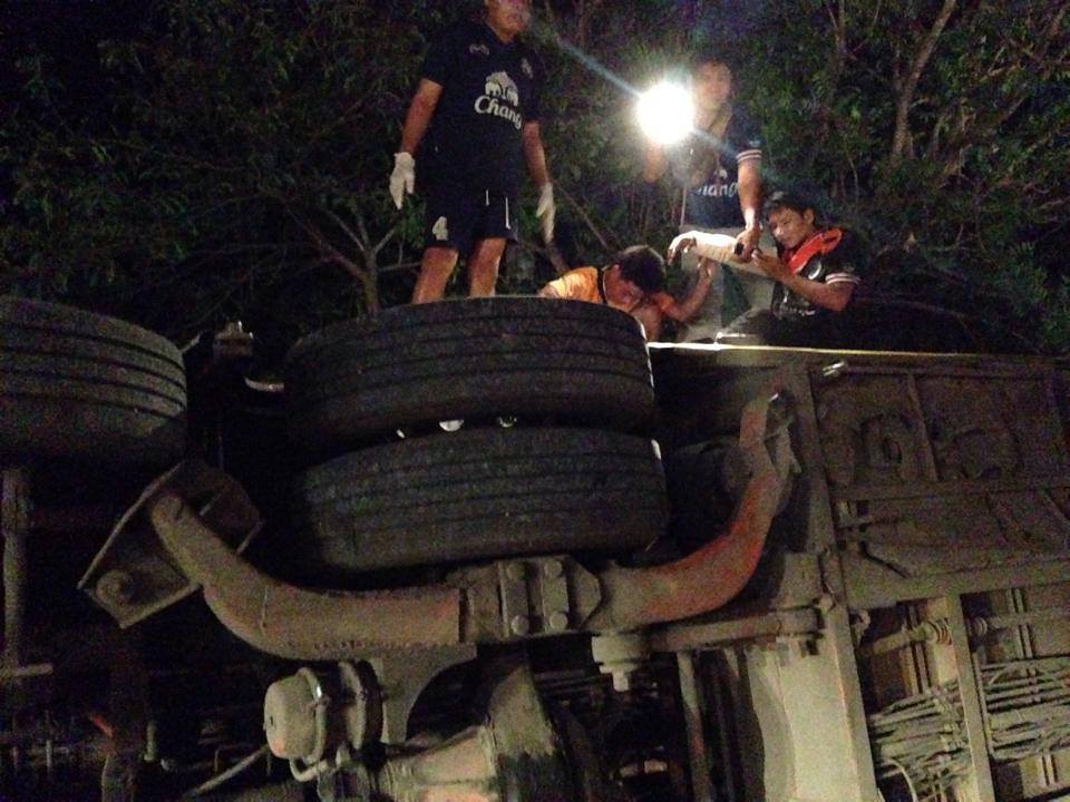 รถทัวร์กองเชียร์บุรีรัมย์ ยูไนเต็ดคว่ำ หน้าสนามบินสตึก เจ็บหลายราย