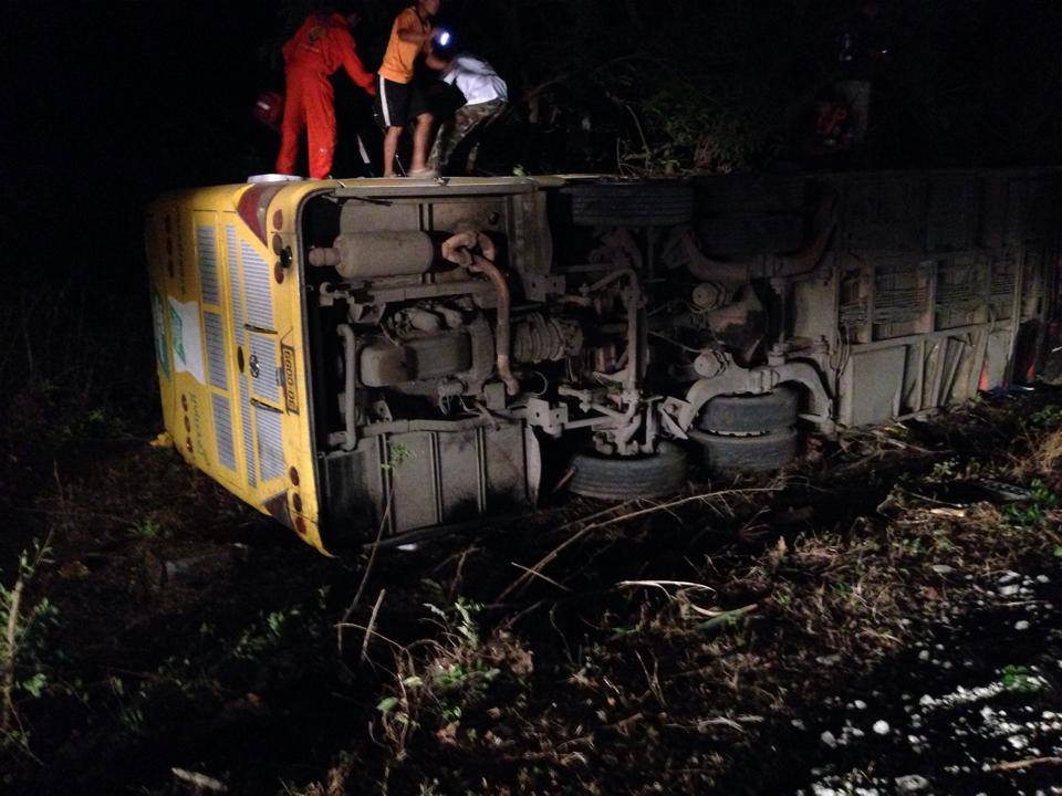 รถทัวร์กองเชียร์บุรีรัมย์ ยูไนเต็ดคว่ำ หน้าสนามบินสตึก เจ็บหลายราย