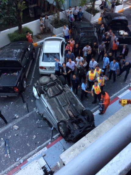 รถเก๋งตกลานจอดรถเดอะมอลล์บางกะปิ คนขับเสียชีวิต 1 ราย