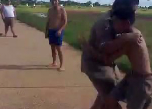 ว่อนเน็ต! คลิปเด็ก นร. ชุดลูกเสือ ม.ต้น ชกต่อย 